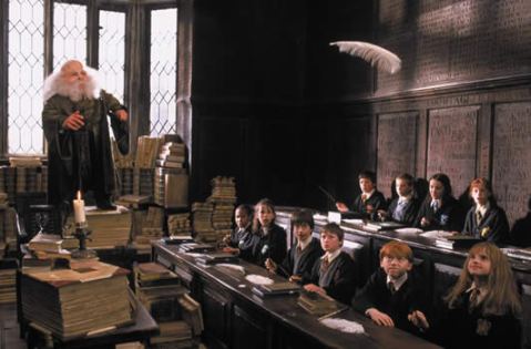 Profesor Flitwick harus menaiki setumpuk buku agar bisa melihat murid-muridnya